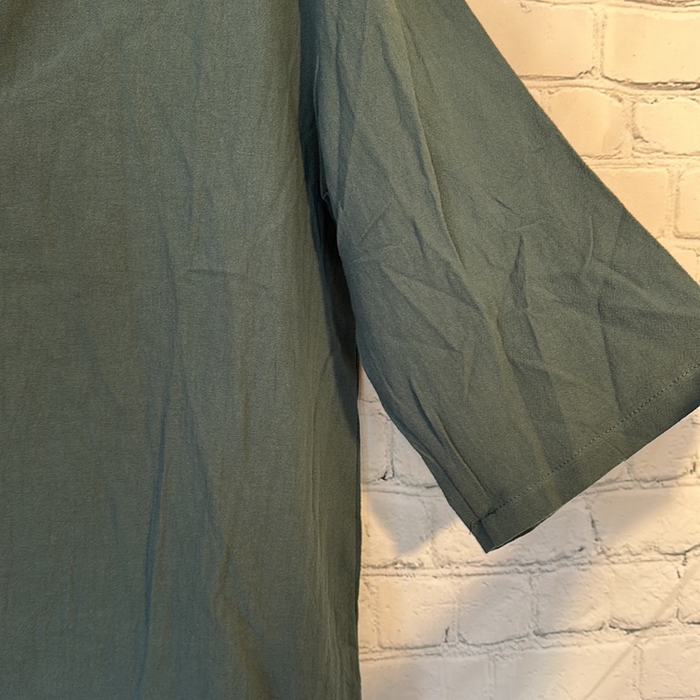 La Mode 3 button V neck top - Picture 2 of 5